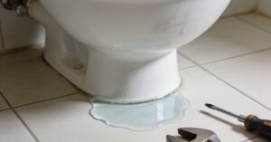 Sedes przecieka przy podłodze? Zobacz, jak zatrzymać wyciek wody z WC